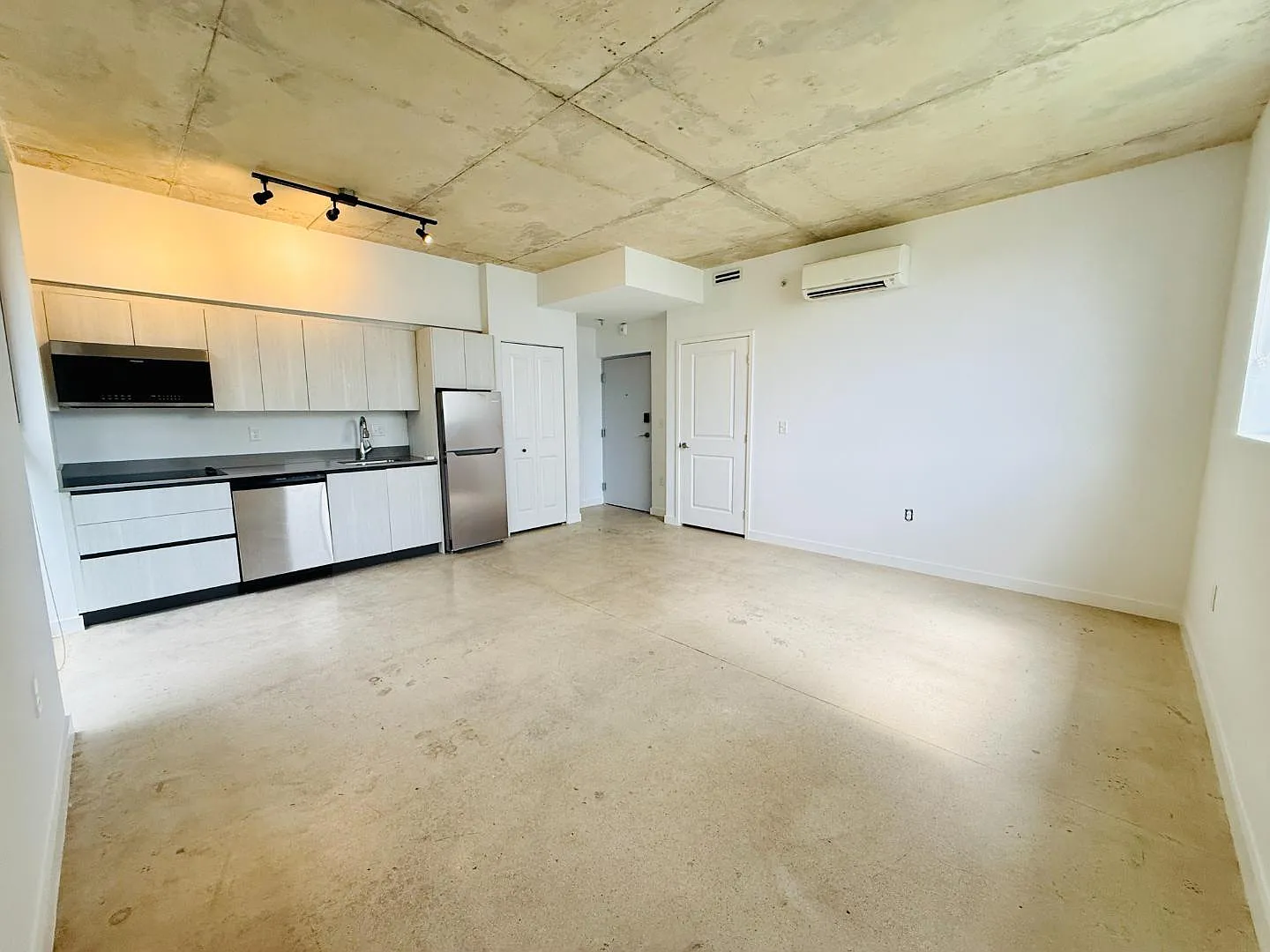726 NW 3rd St — Photo 3
