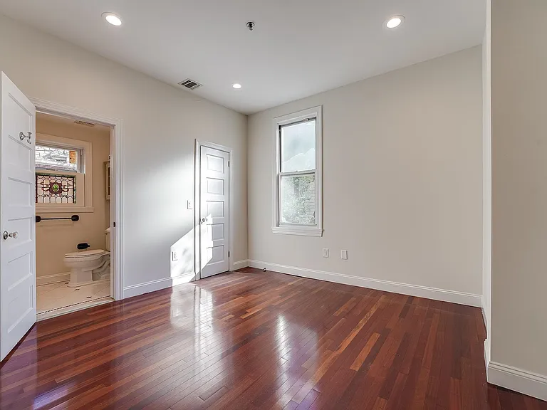880 Summit Ave #2 — Photo 11