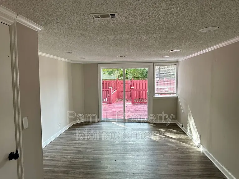 2411 E 39th St — Photo 10
