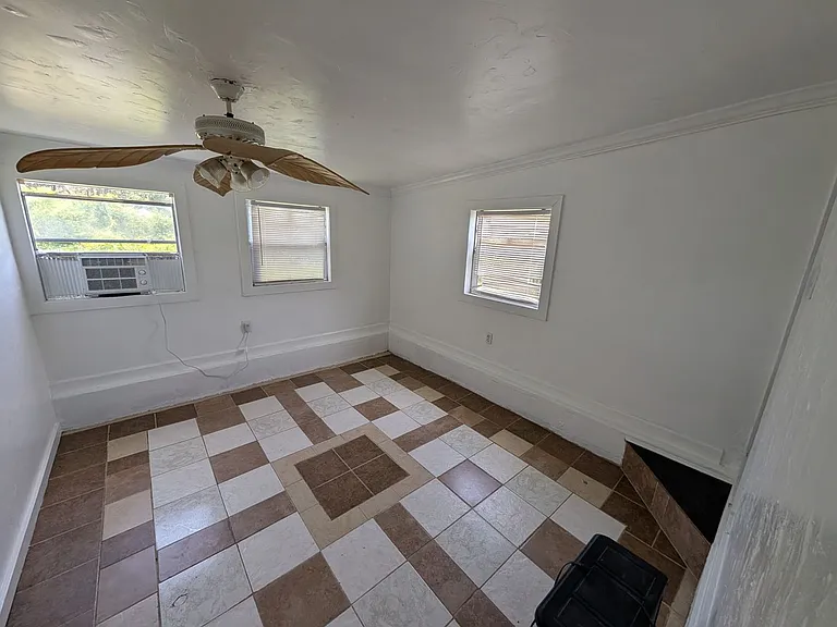 18550 SE 24th Pl — Photo 7