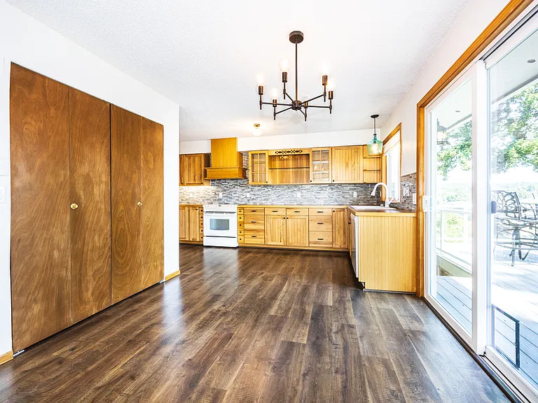 8142 Comox Rd — Photo 9