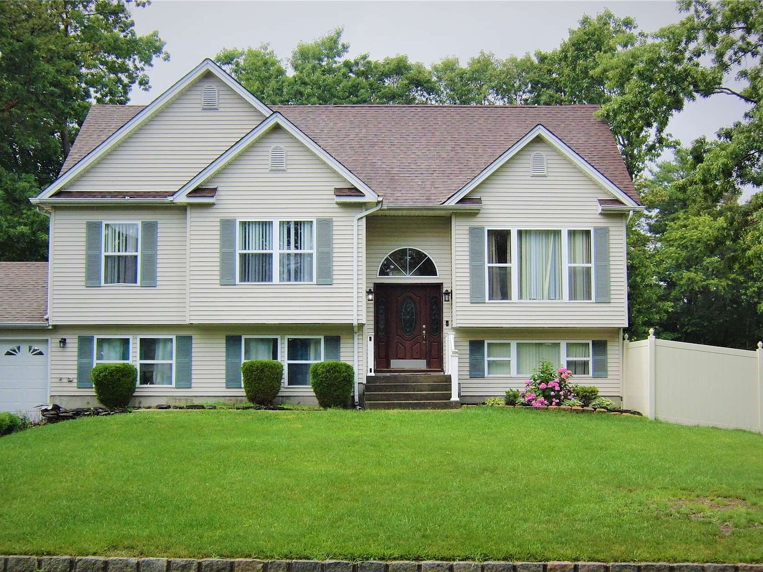 1 Nicole Ln Coram Ny 11727 Mls 3326923 Zillow