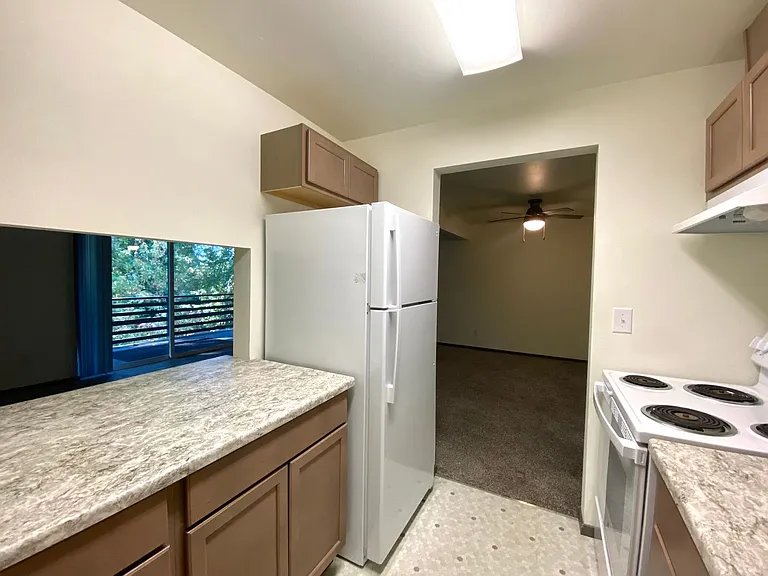 Clover Creek Apartments — Photo 10