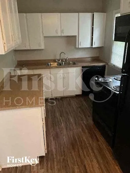4 bed, 1.5 bath, 992 sqft, $1,630 — Photo 4