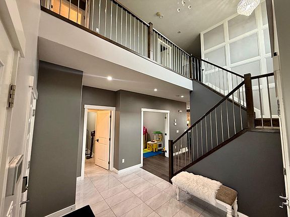 5th image of 864 Hampshire Cres NE