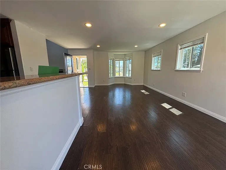 1041 W Acacia Ave — Photo 5