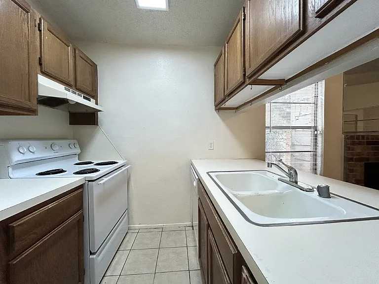 139 N Troy Ave #B — Photo 6