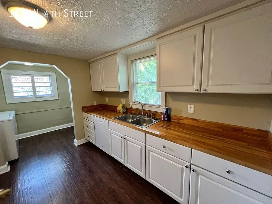 Spacious 4 Bedroom Townhouse on N 4th — Photo 3