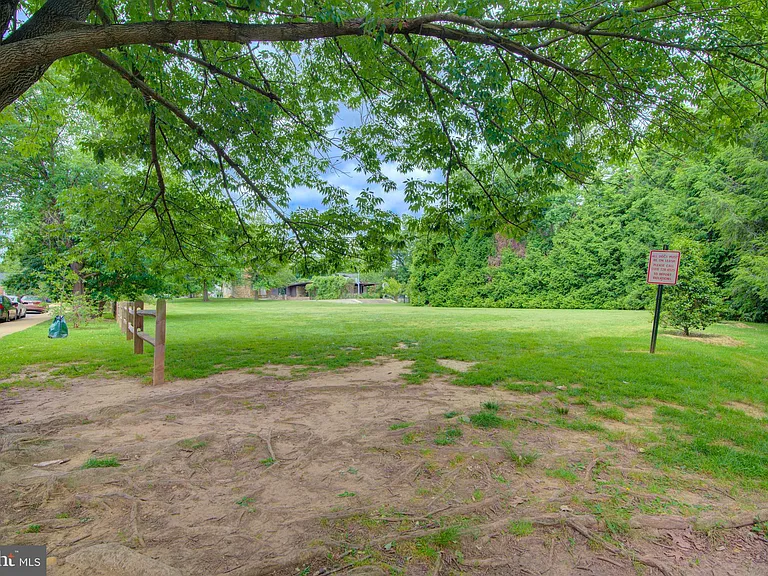 2100 N Scott St #106 — Photo 28