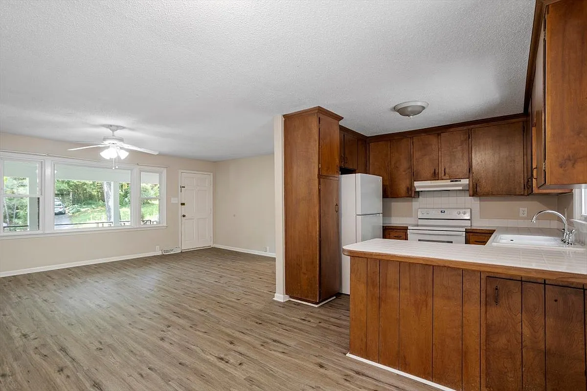 2 bed, 925 sqft, $1,350 — Photo 4