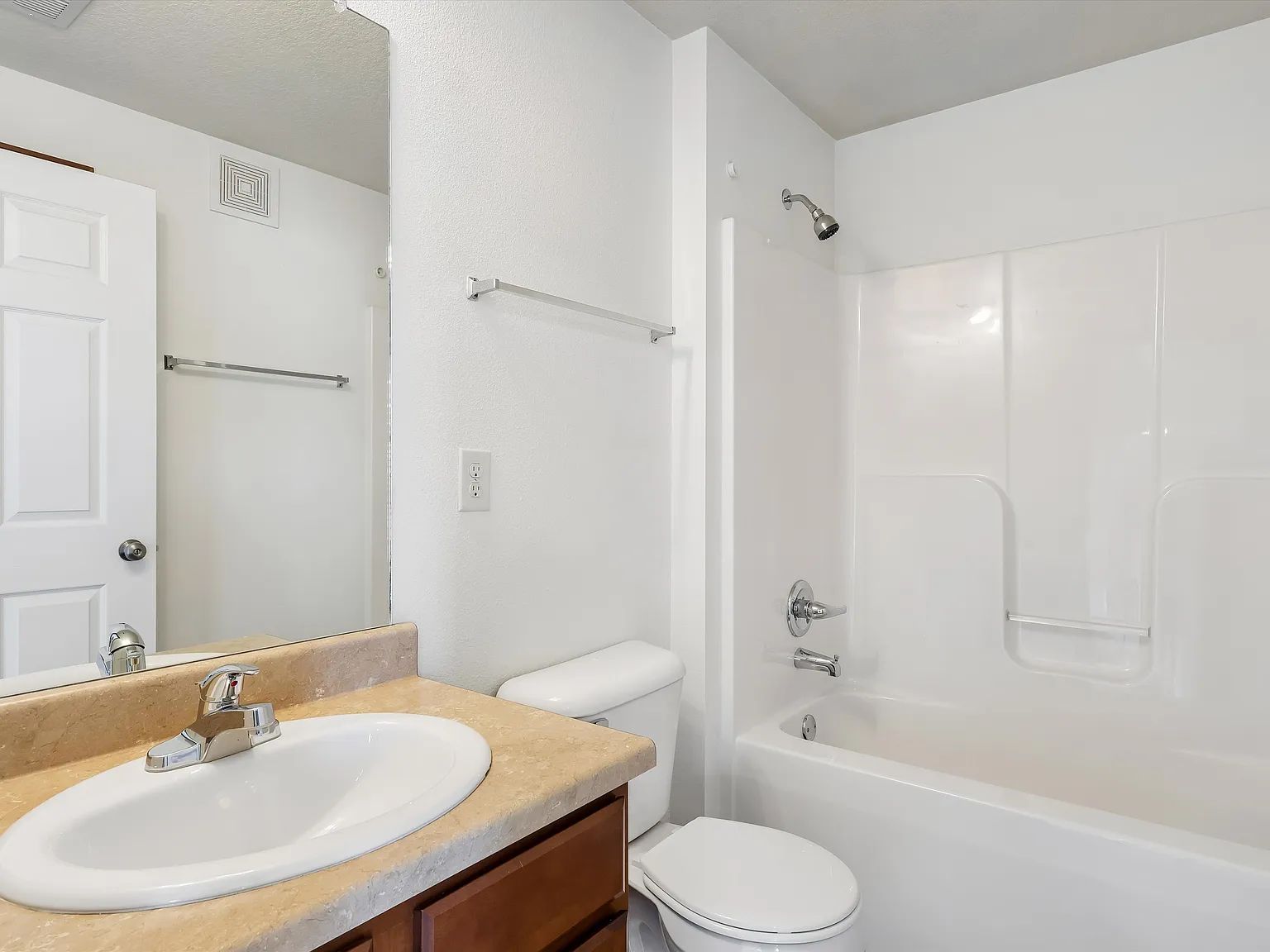 2 bed, 1014 sqft, $1,499 — Photo 3