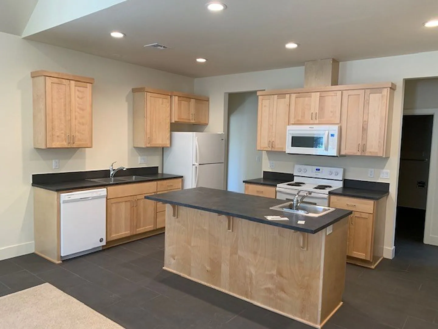 Brand New Deluxe House near Autzen! — Photo 2