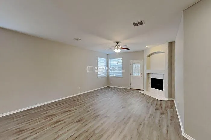 3 bed, 2.0 bath, 2136 sqft, $2,340 — Photo 4