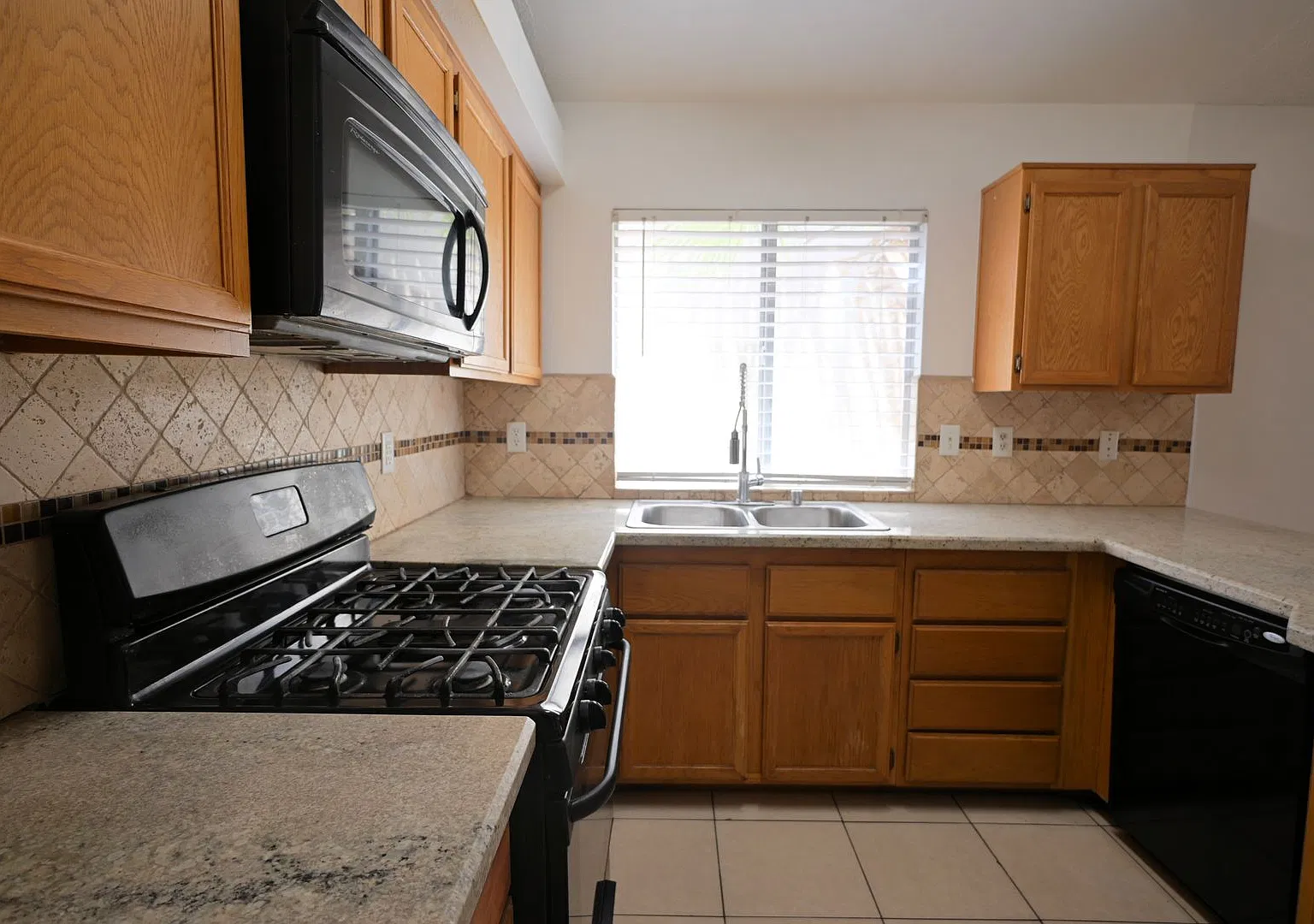 One story house near Rainbow and Alexander - 3 Bedrooms - No Pets — Photo 4