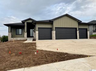 8954 Von St, Papillion, NE 68046