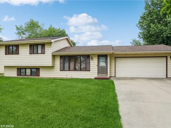 207 E 15th St, Pella, IA 50219