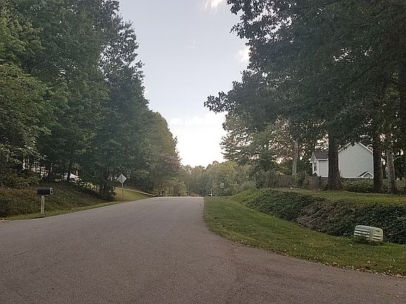 4th image of 612 Dana Ct