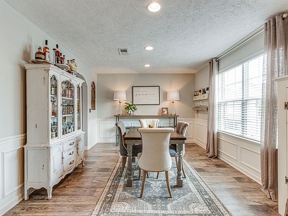 4th image of 1915 Debonair Ln