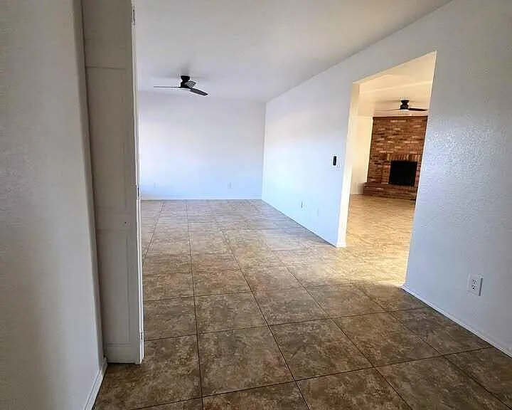 4012 W Carver Rd — Photo 9