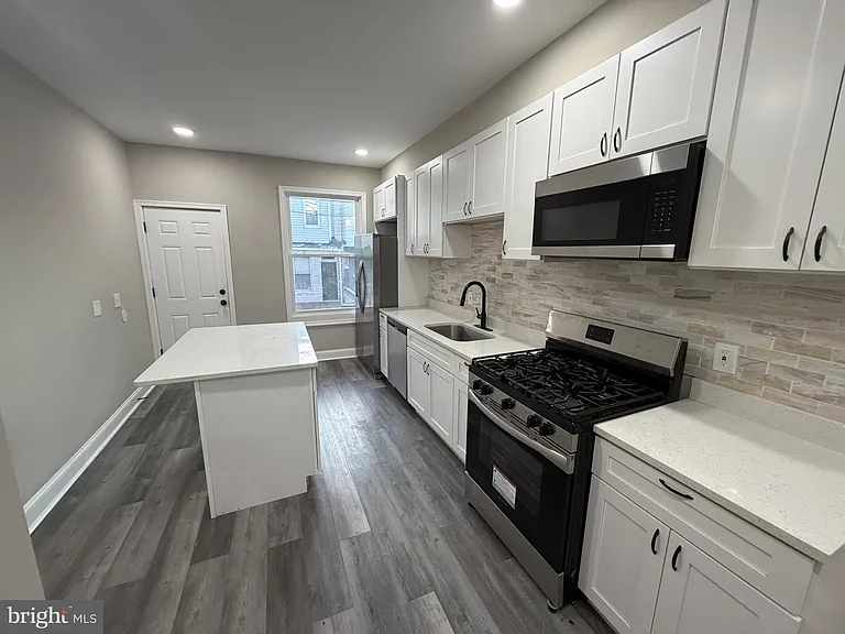 718 N Curley St — Photo 7