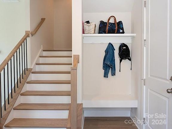 4th image of 2318 Medley Dr