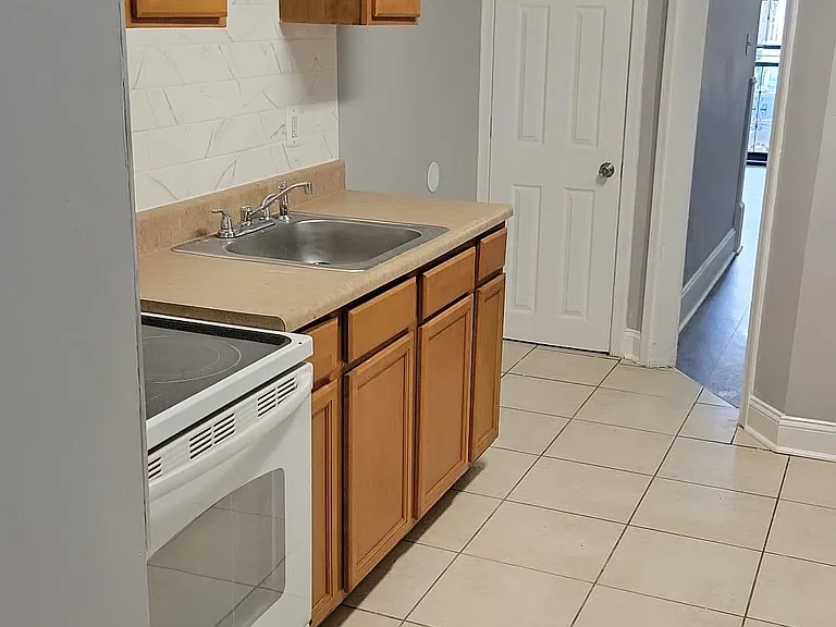 1438 N Edgewood St — Photo 2