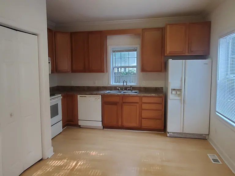275 Arch St — Photo 6