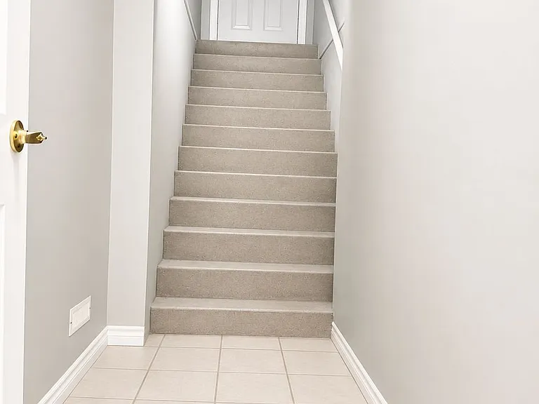 1387 Marshall Cres #LOWER — Photo 2