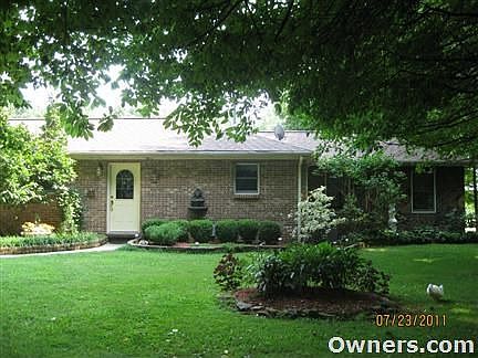 Side entry leads into Mudd Rm & Laundry