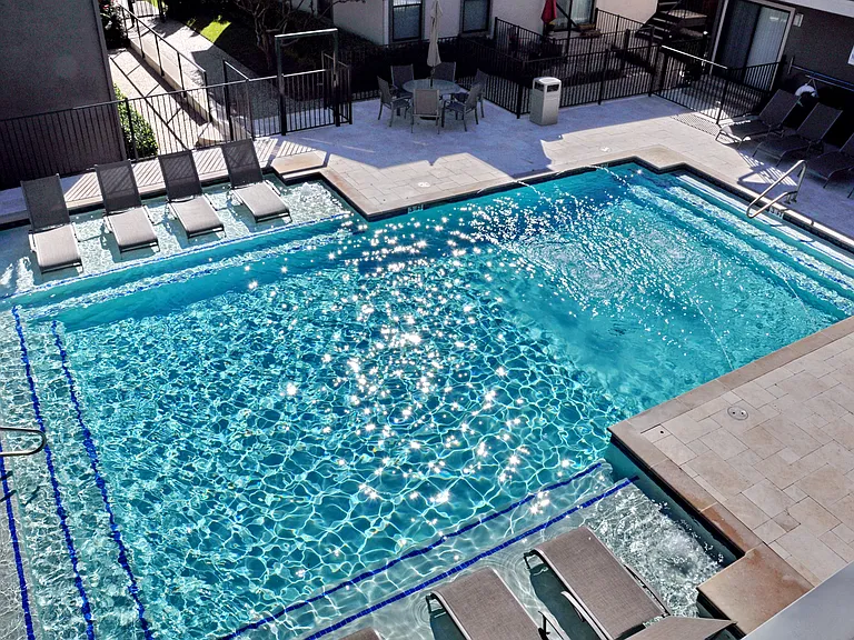 La Cima Newport Condos — Photo 10