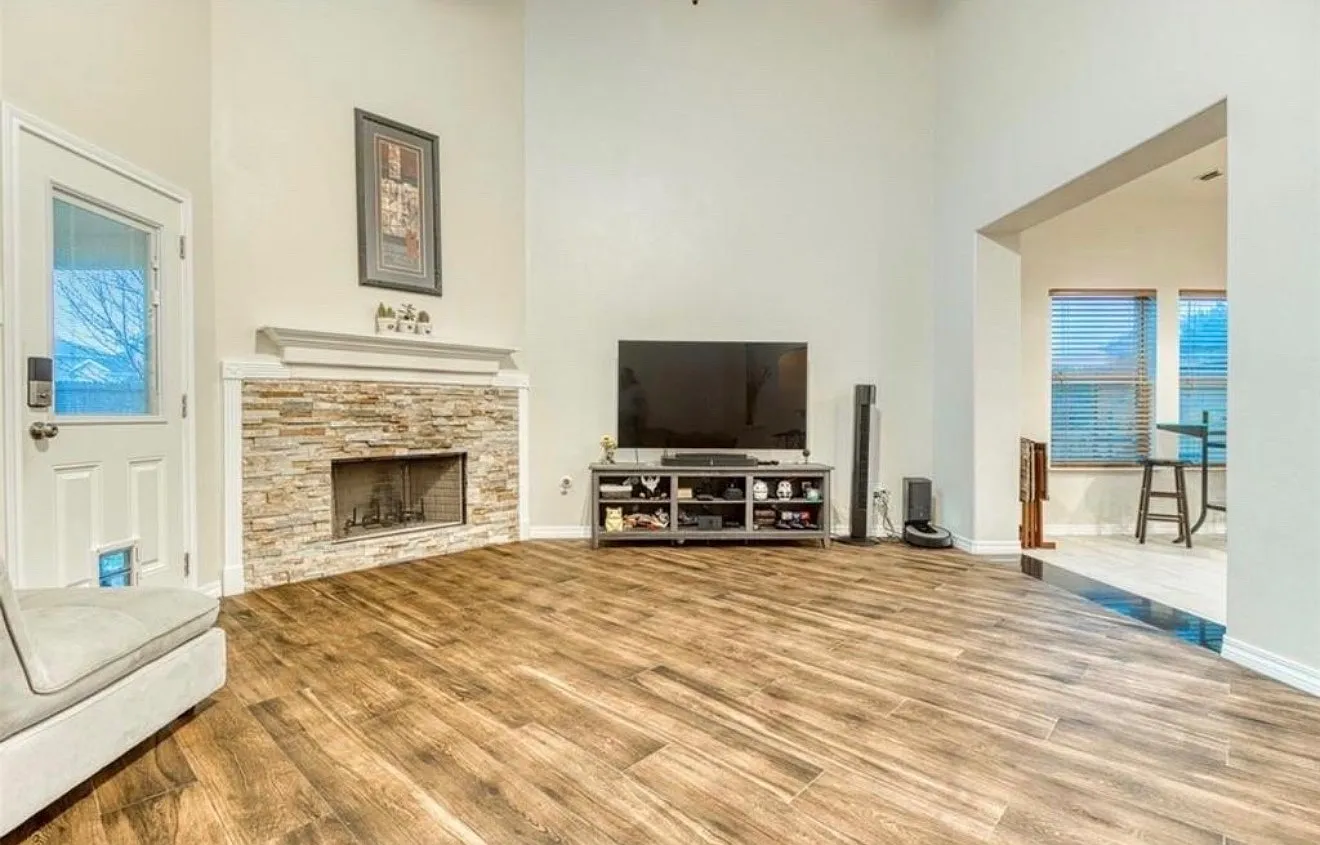 4 bed, $2,400 — Photo 3
