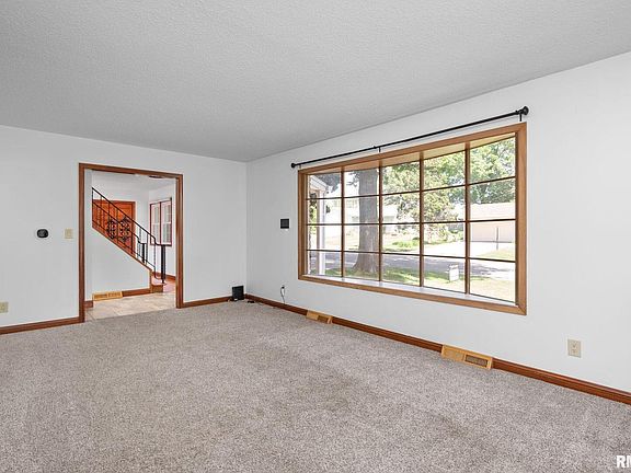 5th image of 2920 Harmony Dr