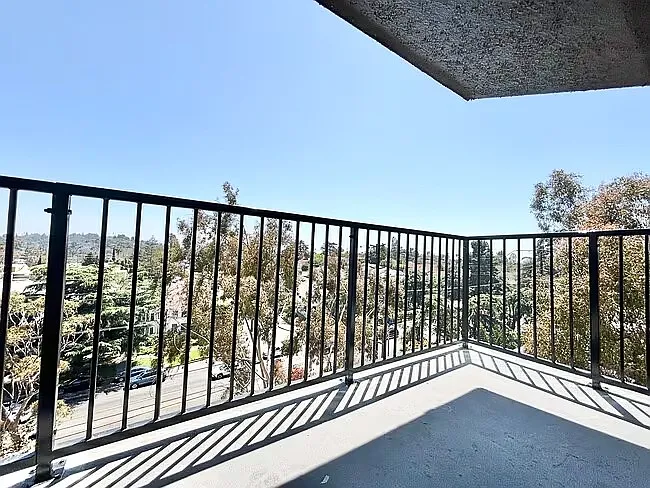 3949 Los Feliz Blvd — Photo 1
