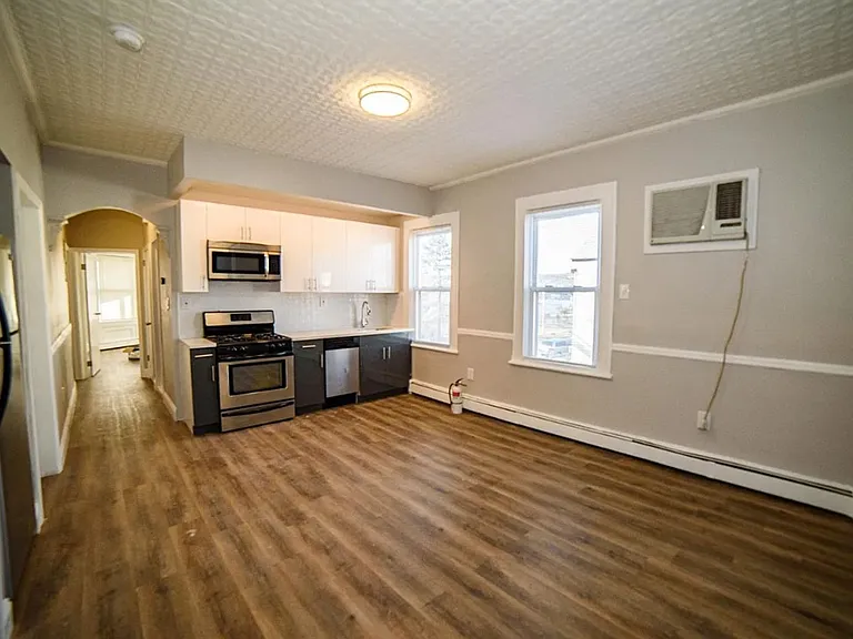 105 23rd Ave — Photo 2