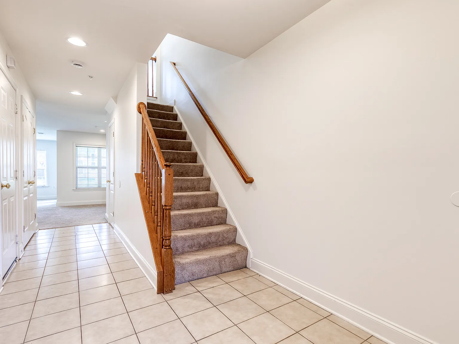 3 bed, 2.5 bath, 2430 sqft, $2,600 — Photo 2