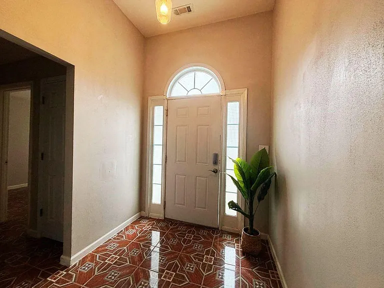 5410 Twin Lakes Dr — Photo 2