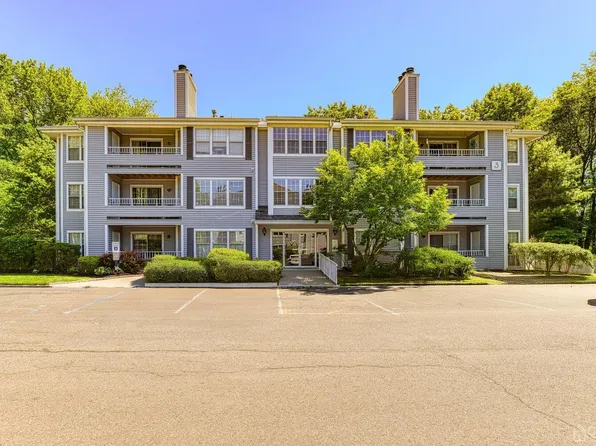 307 Raintree Ct, Helmetta, NJ 08828