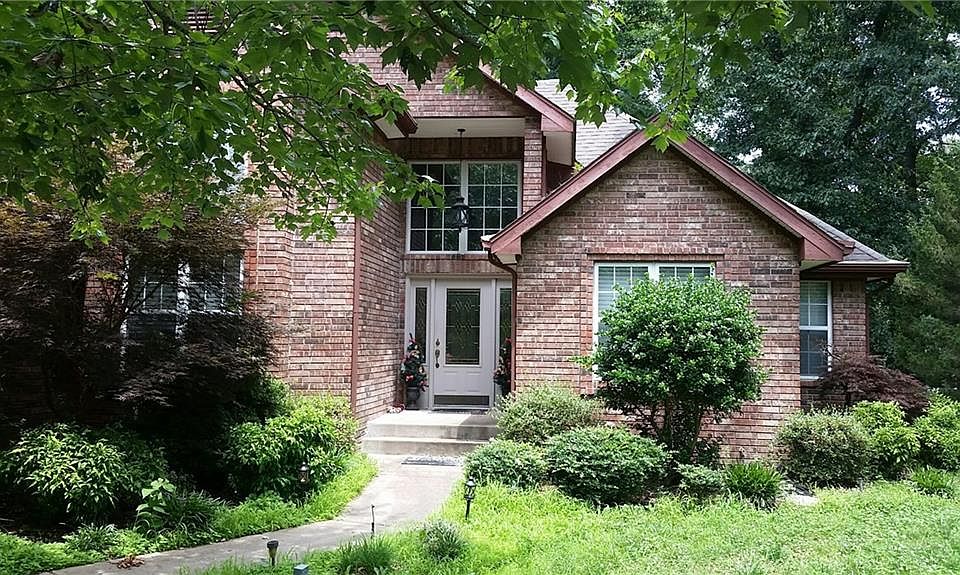 1st image of 10 Stratfield Ln