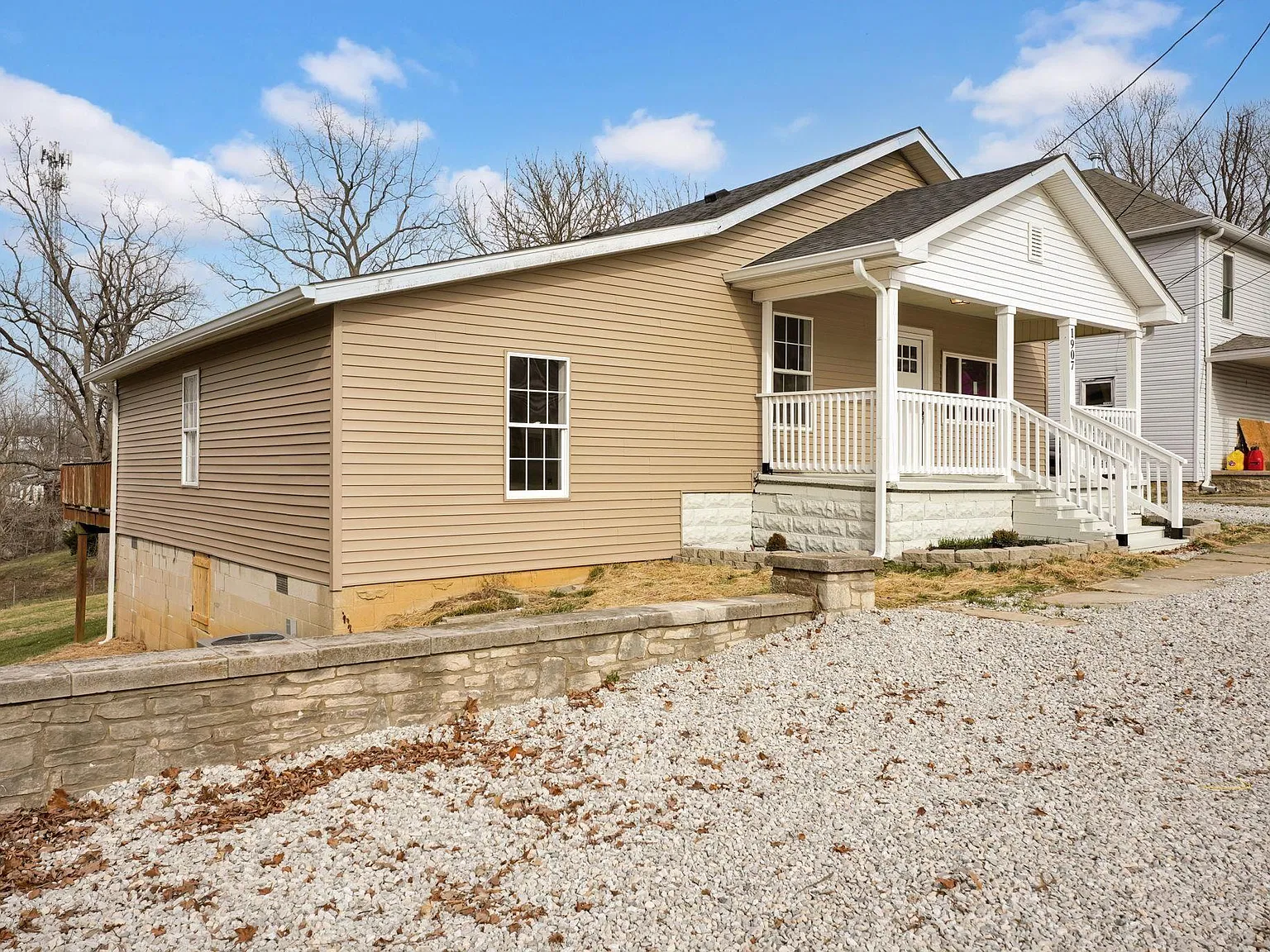 3 bed, 2.0 bath, 1312 sqft, $2,000 — Photo 2