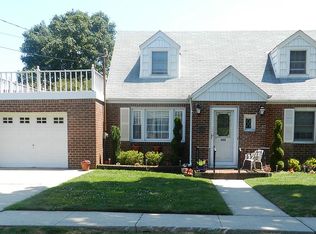 302 Latham Rd, Mineola, NY 11501