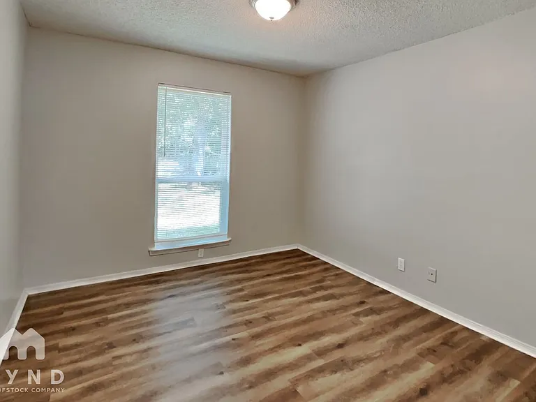 915 Winnie St — Photo 13