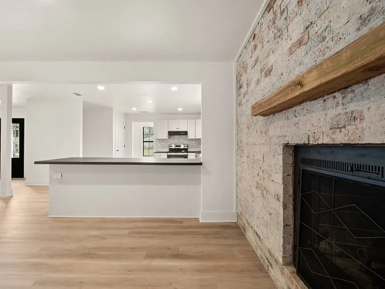 100 Franklin St — Photo 5