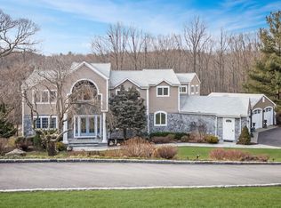 101 Cranbury Dr, Trumbull, CT 06611