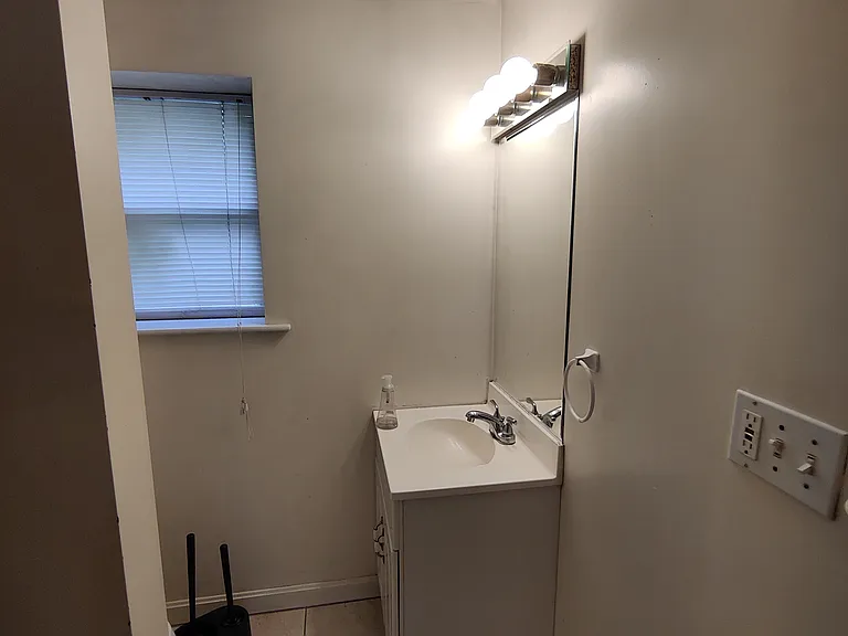 305 Summit Ave #4 — Photo 8