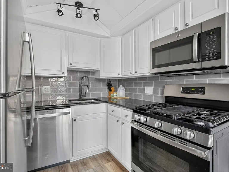 44 S 3rd St #3 — Photo 9
