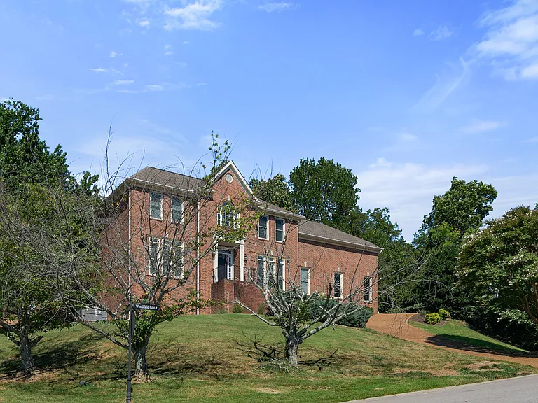 1520 Woodfield Ct — Photo 2