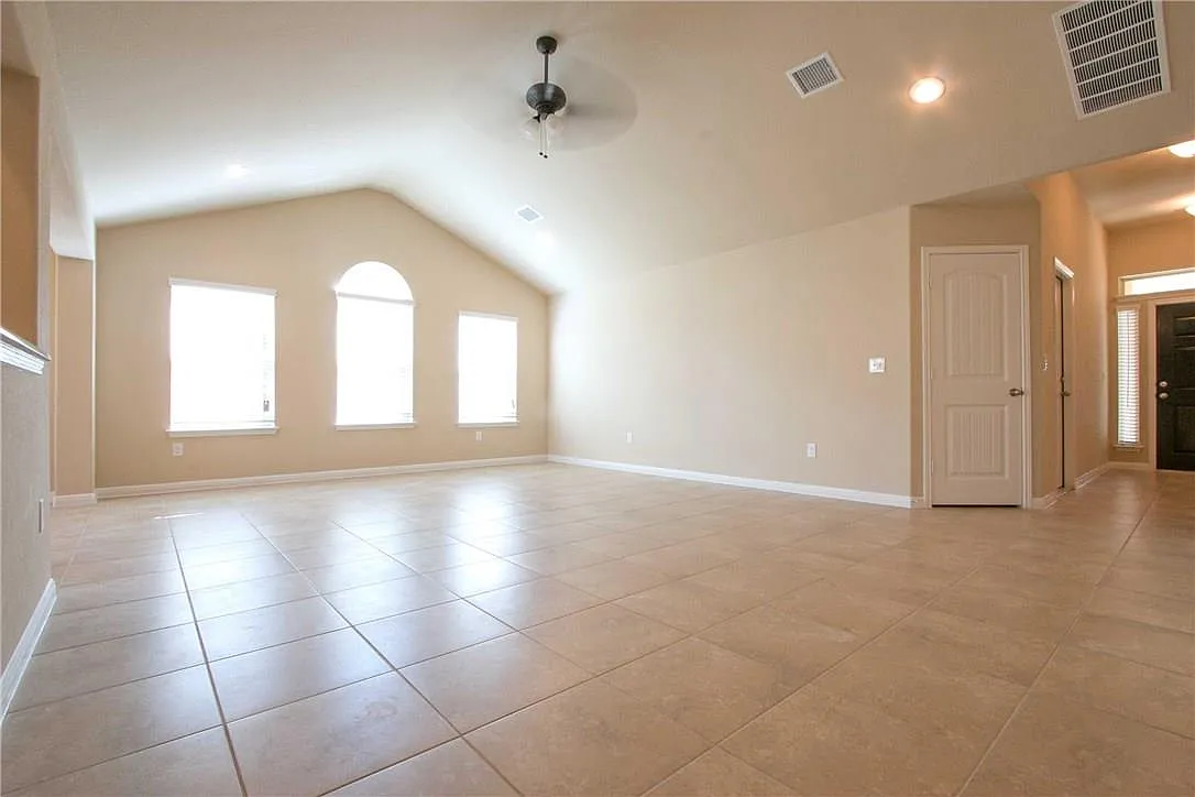 3 bed, 2.0 bath, 1890 sqft, $2,200 — Photo 4