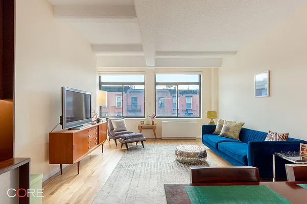 Rented by CORE | media 8