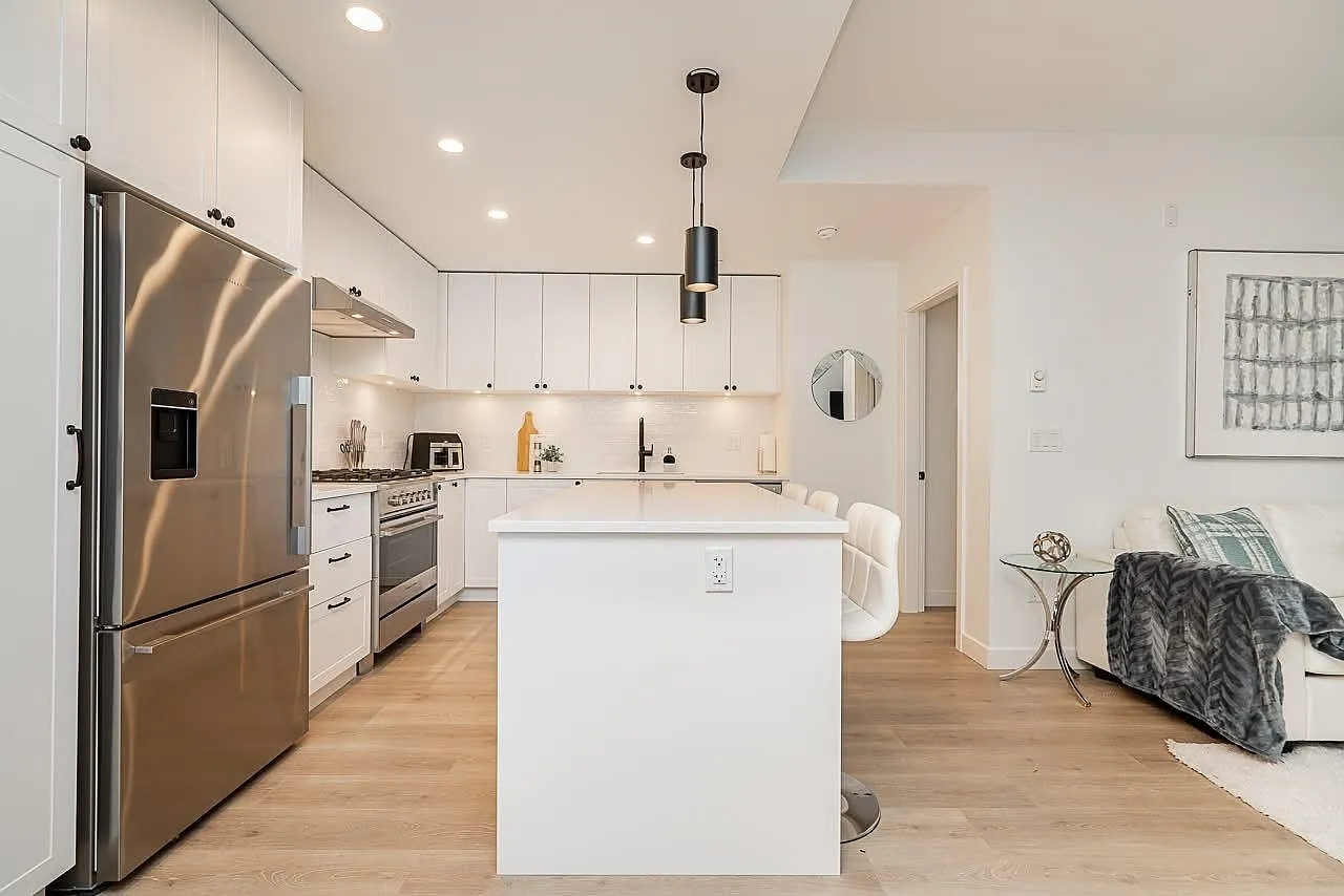 2 bed, 851 sqft — Photo 2