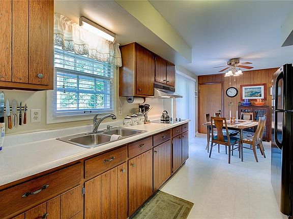 4th image of 5838 Victoria Dr